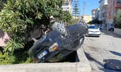 Antalya'da İstinad Duvarına Çarpan Araç Bahçeye Uçarak Ters Döndü