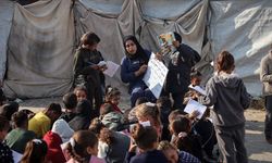 Gazze’de yıkılan okulların yerine çadırlarda eğitim
