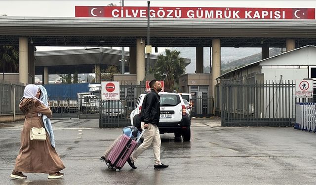 Suriyelilerin Türkiye'ye Veda Edip Ülkelerine Dönüşü Devam Ediyor