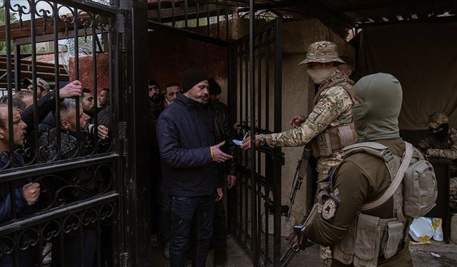 "Suriye'de Rejim Unsurları Silahlarını Teslim Ediyor ve Yeni Yönetime Kayıt Yaptırıyor"