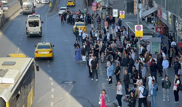 İstanbul’da Özel Halk Otobüsleri Kontak Kapatınca Duraklarda Yoğunluk Yaşandı