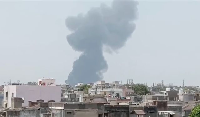 Hindistan’da 242 kişilik uçak kalkış sonrası düştü