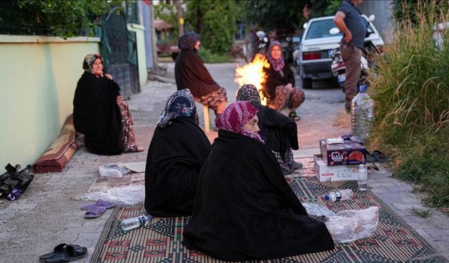 Sındırgı’da Deprem Geceyi Sokakta Geçirtti