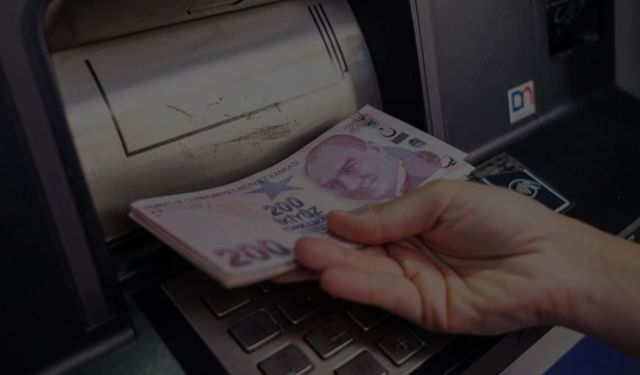 Memur ve Emekliler Zamlı Maaşlarını Almaya Başladı: Ödeme Takvimi Netleşti, Gözler Ek Düzenlemede