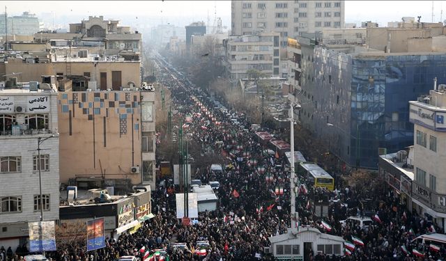 İran'daki Protestolar: Devrim Mi, Yoksa Dönüşüm Sancısı Mı?