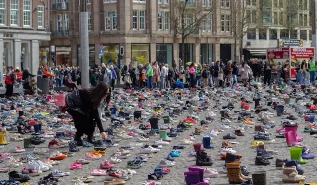 Dam Meydanı’nda binlerce çocuk ayakkabısıyla dikkat çeken anma