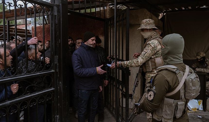 Suriye'deki geçici yönetim, eski rejim unsurlarının silahlarını teslim ederek kayıt yaptırdığı kimlik tespiti merkezleri