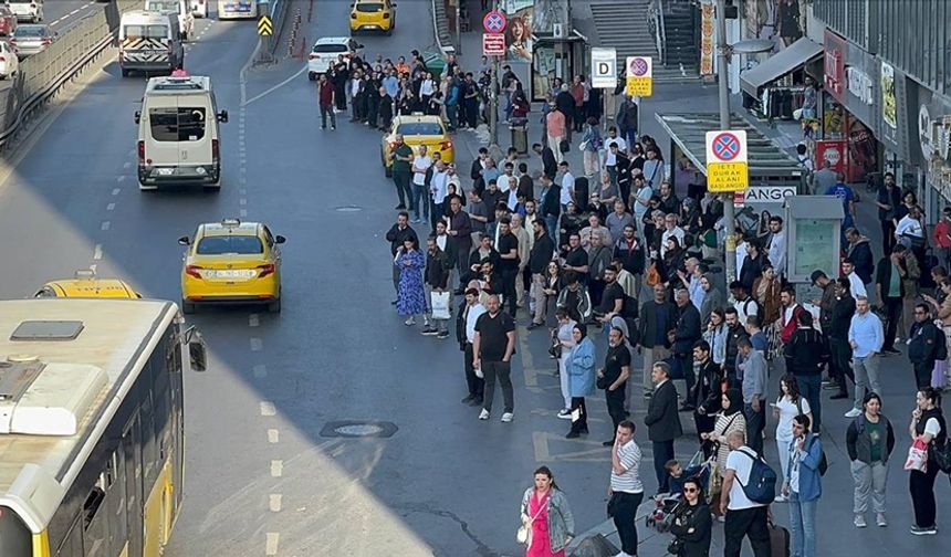 İstanbul’da Özel Halk Otobüsleri Kontak Kapattı, Ulaşım Felç Oldu