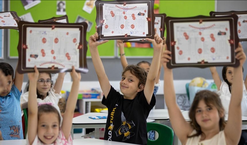 Öğrenciler karne sevinci yaşadı, yaz tatiline merhaba dedi