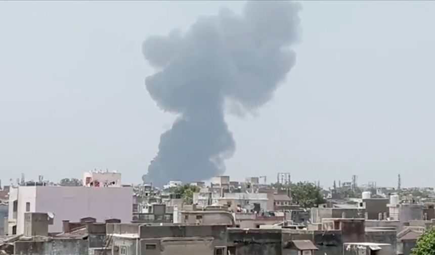 Ahmedabad’dan Londra’ya giden uçak havalandıktan kısa süre sonra düştü