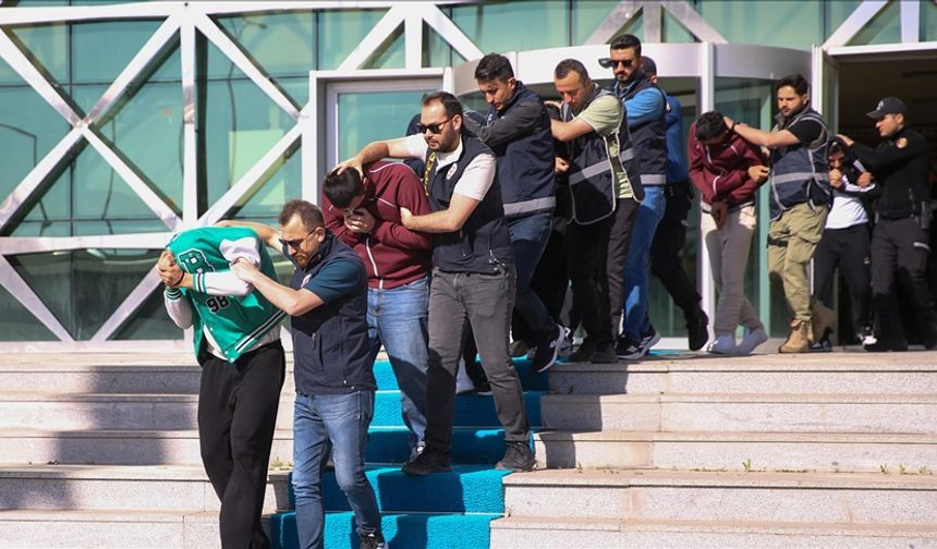 Kadın kıyafeti satma bahanesiyle banka hesaplarını boşalttılar