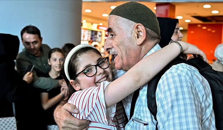 Kutsal topraklarda ibadetlerini tamamlayan hacı kafileleri yurda dönüş yolunda. İstanbul’a ilk kafile ulaştı.