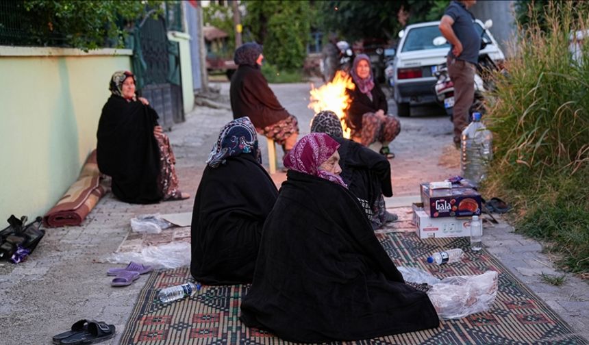 6,1 büyüklüğündeki Balıkesir depremi, Alacaatlı ve Kızılgür mahallelerinde hasara yol açtı; vatandaşlar artçılar nedeniy