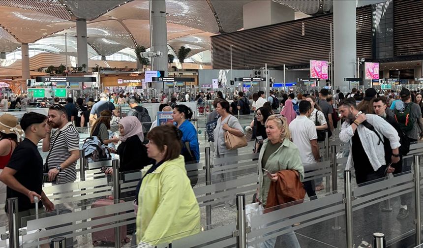 Türkiye’de 7 ayda 134,9 milyon yolcu havalimanlarını kullandı, 93,6 milyonu İstanbul ve Antalya’da ağırlandı.