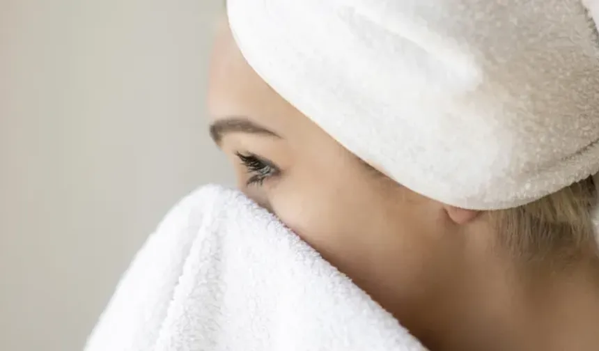 Duş sonrası saçların ıslak ya da nemli bırakılması ve vücudun soğuğa maruz kalması, yüz felci riskini artırabilir. Uzman