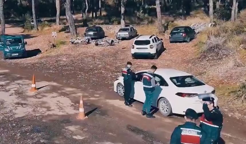 Bakan Yerlikaya: "Göçmen Kaçakçılığına Karşı Etkin Mücadele Sürüyor, 50 Şüpheli Tutuklandı!"