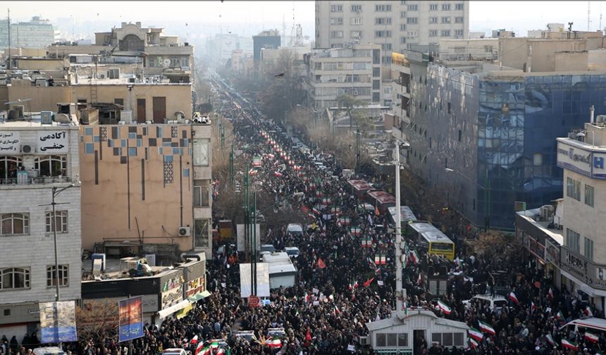 İran'daki protestolar, rejimin sonunu işaret etmiyor. Peki, bu uzun soluklu bir dönüşüm mü, yoksa devrim öncesi bir kırı