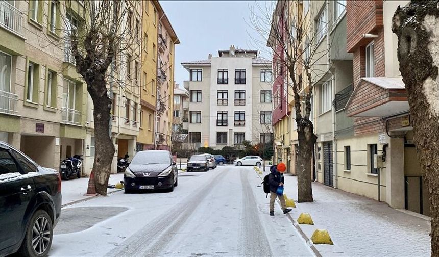 Kar yağışı ve soğuk hava, yurdun dört bir yanında etkisini sürdürüyor. Eskişehir'den Kars'a kadar birçok şehirde yollar