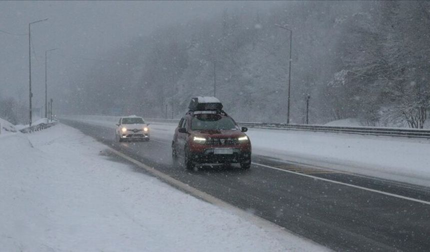 Soğuk hava dalgasıyla birlikte birçok kentte kar yağışı etkili olurken, Bolu Dağı’nda ulaşımda aksamalar yaşandı, Sivas’