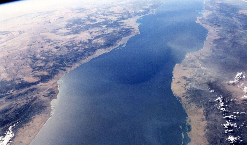 Suudi Arabistan açıklarında tanker vuruldu